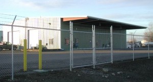 328-commercial chain link w/barbed wire