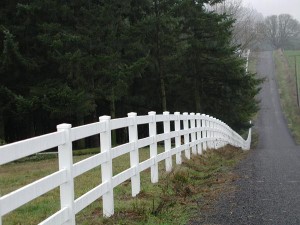 188: 3-rail white vinyl fence