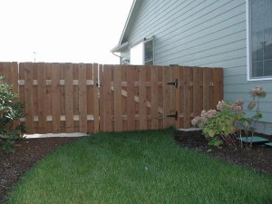 166 Good neighbor fence w/gate